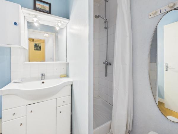 Studio lumineux avec balcon, cave et parking, proche mer et commerces