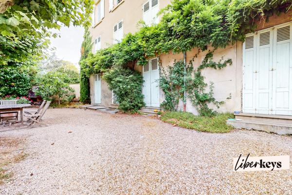 Duplex de charme de 87 m² – Dernier étage d'une maison bourgeoise – Terrasse tropézienne