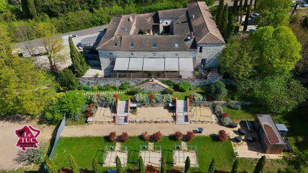 Ensemble immobilier au coeur d'un village médiéval. Penne-d'Agenais (47140)