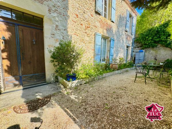 Ensemble immobilier au coeur d'un village médiéval. Penne-d'Agenais (47140)