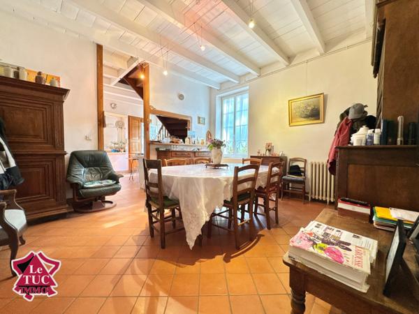 Ensemble immobilier au coeur d'un village médiéval. Penne-d'Agenais (47140)