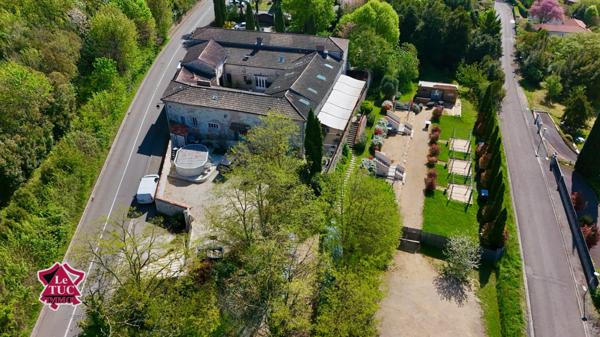 Ensemble immobilier au coeur d'un village médiéval. Penne-d'Agenais (47140)