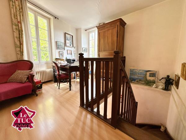 Ensemble immobilier au coeur d'un village médiéval. Penne-d'Agenais (47140)