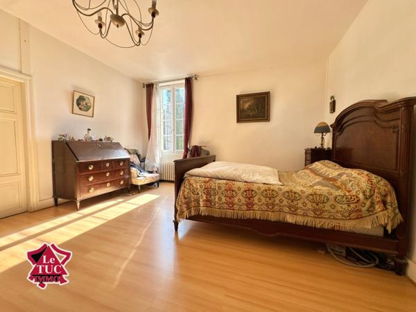 Ensemble immobilier au coeur d'un village médiéval. Penne-d'Agenais (47140)