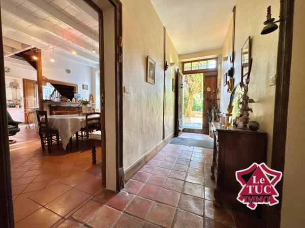 Ensemble immobilier au coeur d'un village médiéval. Penne-d'Agenais (47140)