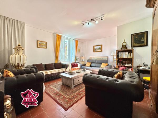 Ensemble immobilier au coeur d'un village médiéval. Penne-d'Agenais (47140)