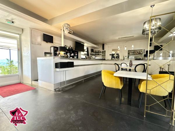 Ensemble immobilier au coeur d'un village médiéval. Penne-d'Agenais (47140)