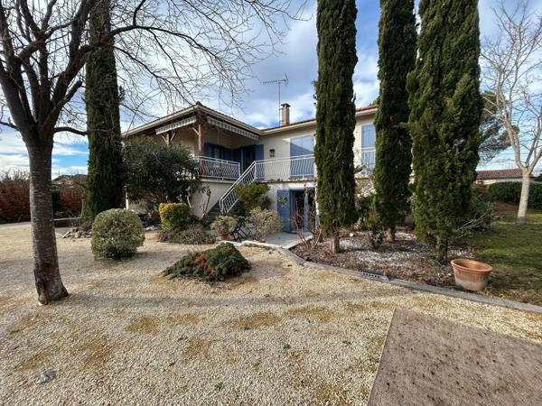 MONTBETON Belle villa d'environ 246 m2, offrant de belles prestations et une rénovation soignée !