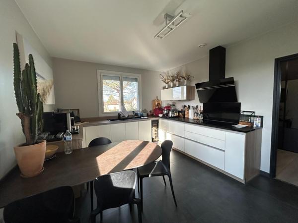 MONTBETON Belle villa d'environ 246 m2, offrant de belles prestations et une rénovation soignée !