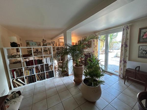 MONTBETON Belle villa d'environ 246 m2, offrant de belles prestations et une rénovation soignée !