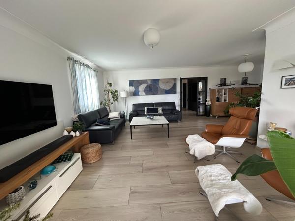 MONTBETON Belle villa d'environ 246 m2, offrant de belles prestations et une rénovation soignée !