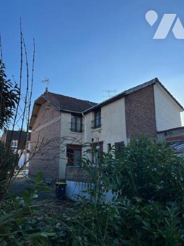 HESDIN, Maison d'habitation - Maison de ville semi-mitoyenne proche des commerces dans une rue ...