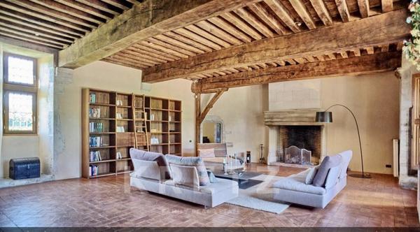 Château du XVIe siècle avec piscine et salle de réception