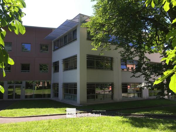 Bureaux à louer à Ecully dans parc arboré avec parkings et accès rapides