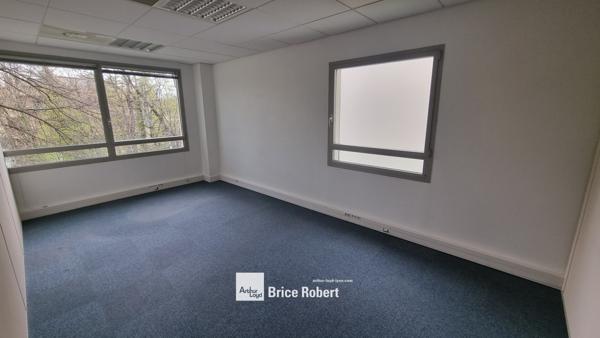 Bureaux à louer à Ecully dans parc arboré avec parkings et accès rapides