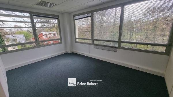 Bureaux à louer à Ecully dans parc arboré avec parkings et accès rapides