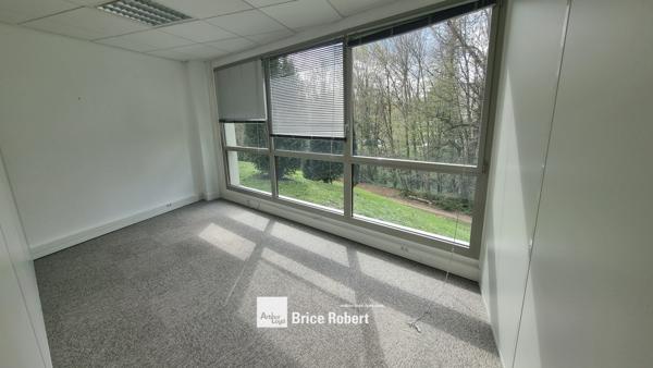 Bureaux à louer à Ecully dans parc arboré avec parkings et accès rapides