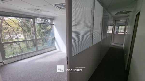 Bureaux à louer à Ecully dans parc arboré avec parkings et accès rapides