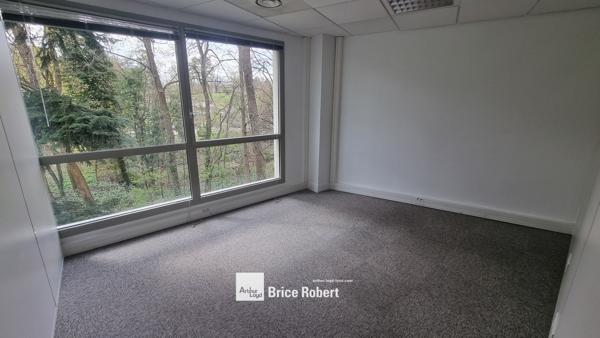 Bureaux à louer à Ecully dans parc arboré avec parkings et accès rapides
