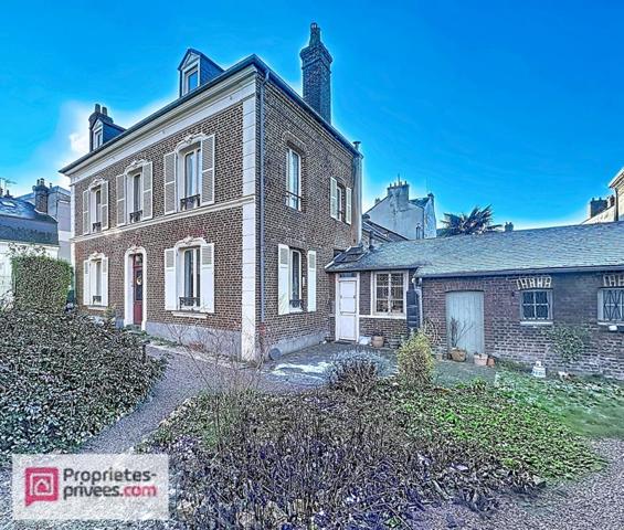 Maison de Maître en centre ville  de Lisieux avec jardin et dépendances