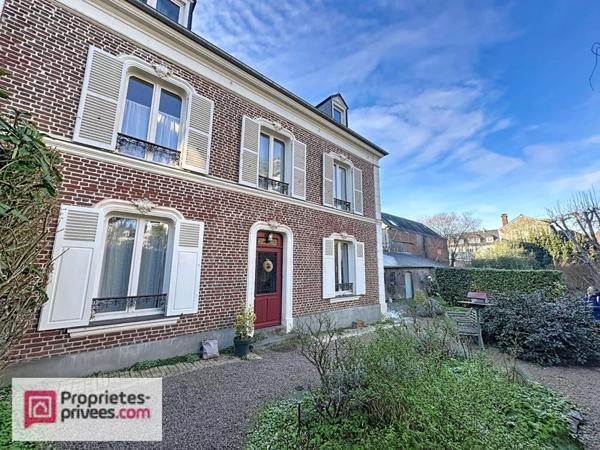 Maison de Maître en centre ville  de Lisieux avec jardin et dépendances