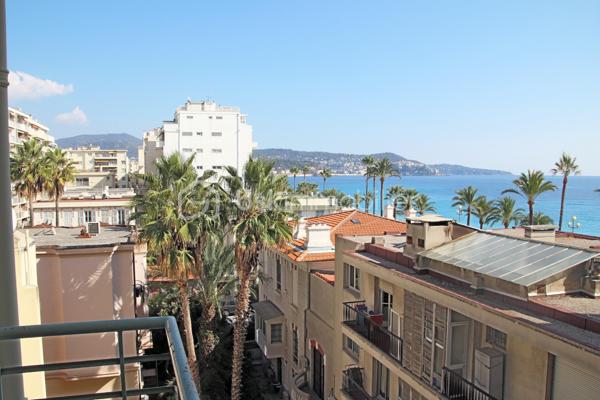 Promenade des Anglais : Nous vous présentons un magnifique appartement 3 pièces qui vous offrira à la fois une vue mer vers le cap de Nice et le calme, ce qui est plus rare sur ce secteur, car en léger retrait dans l'immeuble sur cour. Parfait état intérieur, séjour de 31 m², hauteur sous plafond d'environ 3 mètres, traversant, cuisine indépendante équipée et possibilité de cuisine ouverte avec création d'un bureau ou chambre d'enfant, parquet massif d'origine, double vitrage, volets roulants électriques, nombreux rangements, salle de douche avec une fenêtre, le tout sur 2 balcons totalisant environ 6 m². Superficie loi Carrez : 70,45 m². Contempler la mer au calme tout en restant en centre-ville est une exception. Ce qui l'est tout autant, pour celles et ceux qui auraient un double projet d'habitation et d'investissement locatif notamment, c'est que l'appartement est composé de 2 lots d'appartements qui ont été réunis mais qui pourraient facilement (2 portes sur le palier toujours existantes) être redivisés pour habiter un studio et louer un 2 pièces par exemple, en créant une cuisine supplémentaire et une salle d'eau + une cloison entre les deux. Immeuble avec gardien, parfaitement entretenu, avec ascenseur et double accès Promenade et traverse "rue de France". Charges annuelles courantes : 3 420 euros (soit 285 euros mensuels avec chauffage, gardien, ascenseur, entretien, charges communes). CLASSE ÉNERGIE D, CLASSE CLIMAT D. DELEGATION DE MANDAT. Les honoraires applicables sont ceux de la grille du mandataire principal.