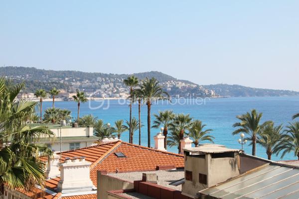 Promenade des Anglais : Nous vous présentons un magnifique appartement 3 pièces qui vous offrira à la fois une vue mer vers le cap de Nice et le calme, ce qui est plus rare sur ce secteur, car en léger retrait dans l'immeuble sur cour. Parfait état intérieur, séjour de 31 m², hauteur sous plafond d'environ 3 mètres, traversant, cuisine indépendante équipée et possibilité de cuisine ouverte avec création d'un bureau ou chambre d'enfant, parquet massif d'origine, double vitrage, volets roulants électriques, nombreux rangements, salle de douche avec une fenêtre, le tout sur 2 balcons totalisant environ 6 m². Superficie loi Carrez : 70,45 m². Contempler la mer au calme tout en restant en centre-ville est une exception. Ce qui l'est tout autant, pour celles et ceux qui auraient un double projet d'habitation et d'investissement locatif notamment, c'est que l'appartement est composé de 2 lots d'appartements qui ont été réunis mais qui pourraient facilement (2 portes sur le palier toujours existantes) être redivisés pour habiter un studio et louer un 2 pièces par exemple, en créant une cuisine supplémentaire et une salle d'eau + une cloison entre les deux. Immeuble avec gardien, parfaitement entretenu, avec ascenseur et double accès Promenade et traverse "rue de France". Charges annuelles courantes : 3 420 euros (soit 285 euros mensuels avec chauffage, gardien, ascenseur, entretien, charges communes). CLASSE ÉNERGIE D, CLASSE CLIMAT D. DELEGATION DE MANDAT. Les honoraires applicables sont ceux de la grille du mandataire principal.