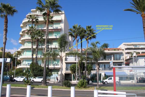 Promenade des Anglais : Nous vous présentons un magnifique appartement 3 pièces qui vous offrira à la fois une vue mer vers le cap de Nice et le calme, ce qui est plus rare sur ce secteur, car en léger retrait dans l'immeuble sur cour. Parfait état intérieur, séjour de 31 m², hauteur sous plafond d'environ 3 mètres, traversant, cuisine indépendante équipée et possibilité de cuisine ouverte avec création d'un bureau ou chambre d'enfant, parquet massif d'origine, double vitrage, volets roulants électriques, nombreux rangements, salle de douche avec une fenêtre, le tout sur 2 balcons totalisant environ 6 m². Superficie loi Carrez : 70,45 m². Contempler la mer au calme tout en restant en centre-ville est une exception. Ce qui l'est tout autant, pour celles et ceux qui auraient un double projet d'habitation et d'investissement locatif notamment, c'est que l'appartement est composé de 2 lots d'appartements qui ont été réunis mais qui pourraient facilement (2 portes sur le palier toujours existantes) être redivisés pour habiter un studio et louer un 2 pièces par exemple, en créant une cuisine supplémentaire et une salle d'eau + une cloison entre les deux. Immeuble avec gardien, parfaitement entretenu, avec ascenseur et double accès Promenade et traverse "rue de France". Charges annuelles courantes : 3 420 euros (soit 285 euros mensuels avec chauffage, gardien, ascenseur, entretien, charges communes). CLASSE ÉNERGIE D, CLASSE CLIMAT D. DELEGATION DE MANDAT. Les honoraires applicables sont ceux de la grille du mandataire principal.