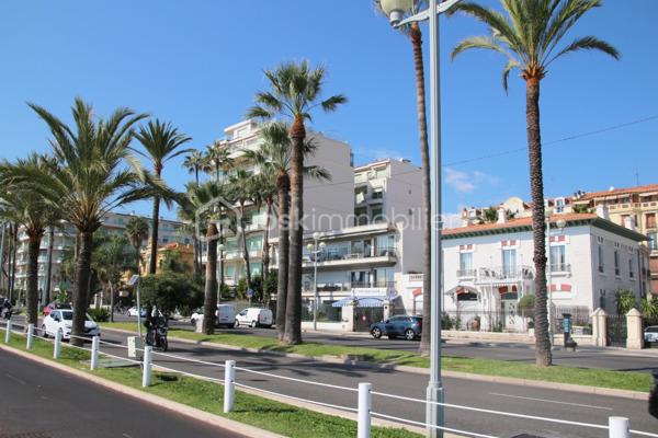 Promenade des Anglais : Nous vous présentons un magnifique appartement 3 pièces qui vous offrira à la fois une vue mer vers le cap de Nice et le calme, ce qui est plus rare sur ce secteur, car en léger retrait dans l'immeuble sur cour. Parfait état intérieur, séjour de 31 m², hauteur sous plafond d'environ 3 mètres, traversant, cuisine indépendante équipée et possibilité de cuisine ouverte avec création d'un bureau ou chambre d'enfant, parquet massif d'origine, double vitrage, volets roulants électriques, nombreux rangements, salle de douche avec une fenêtre, le tout sur 2 balcons totalisant environ 6 m². Superficie loi Carrez : 70,45 m². Contempler la mer au calme tout en restant en centre-ville est une exception. Ce qui l'est tout autant, pour celles et ceux qui auraient un double projet d'habitation et d'investissement locatif notamment, c'est que l'appartement est composé de 2 lots d'appartements qui ont été réunis mais qui pourraient facilement (2 portes sur le palier toujours existantes) être redivisés pour habiter un studio et louer un 2 pièces par exemple, en créant une cuisine supplémentaire et une salle d'eau + une cloison entre les deux. Immeuble avec gardien, parfaitement entretenu, avec ascenseur et double accès Promenade et traverse "rue de France". Charges annuelles courantes : 3 420 euros (soit 285 euros mensuels avec chauffage, gardien, ascenseur, entretien, charges communes). CLASSE ÉNERGIE D, CLASSE CLIMAT D. DELEGATION DE MANDAT. Les honoraires applicables sont ceux de la grille du mandataire principal.