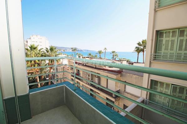 Promenade des Anglais : Nous vous présentons un magnifique appartement 3 pièces qui vous offrira à la fois une vue mer vers le cap de Nice et le calme, ce qui est plus rare sur ce secteur, car en léger retrait dans l'immeuble sur cour. Parfait état intérieur, séjour de 31 m², hauteur sous plafond d'environ 3 mètres, traversant, cuisine indépendante équipée et possibilité de cuisine ouverte avec création d'un bureau ou chambre d'enfant, parquet massif d'origine, double vitrage, volets roulants électriques, nombreux rangements, salle de douche avec une fenêtre, le tout sur 2 balcons totalisant environ 6 m². Superficie loi Carrez : 70,45 m². Contempler la mer au calme tout en restant en centre-ville est une exception. Ce qui l'est tout autant, pour celles et ceux qui auraient un double projet d'habitation et d'investissement locatif notamment, c'est que l'appartement est composé de 2 lots d'appartements qui ont été réunis mais qui pourraient facilement (2 portes sur le palier toujours existantes) être redivisés pour habiter un studio et louer un 2 pièces par exemple, en créant une cuisine supplémentaire et une salle d'eau + une cloison entre les deux. Immeuble avec gardien, parfaitement entretenu, avec ascenseur et double accès Promenade et traverse "rue de France". Charges annuelles courantes : 3 420 euros (soit 285 euros mensuels avec chauffage, gardien, ascenseur, entretien, charges communes). CLASSE ÉNERGIE D, CLASSE CLIMAT D. DELEGATION DE MANDAT. Les honoraires applicables sont ceux de la grille du mandataire principal.
