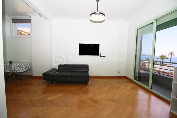 Promenade des Anglais : Nous vous présentons un magnifique appartement 3 pièces qui vous offrira à la fois une vue mer vers le cap de Nice et le calme, ce qui est plus rare sur ce secteur, car en léger retrait dans l'immeuble sur cour. Parfait état intérieur, séjour de 31 m², hauteur sous plafond d'environ 3 mètres, traversant, cuisine indépendante équipée et possibilité de cuisine ouverte avec création d'un bureau ou chambre d'enfant, parquet massif d'origine, double vitrage, volets roulants électriques, nombreux rangements, salle de douche avec une fenêtre, le tout sur 2 balcons totalisant environ 6 m². Superficie loi Carrez : 70,45 m². Contempler la mer au calme tout en restant en centre-ville est une exception. Ce qui l'est tout autant, pour celles et ceux qui auraient un double projet d'habitation et d'investissement locatif notamment, c'est que l'appartement est composé de 2 lots d'appartements qui ont été réunis mais qui pourraient facilement (2 portes sur le palier toujours existantes) être redivisés pour habiter un studio et louer un 2 pièces par exemple, en créant une cuisine supplémentaire et une salle d'eau + une cloison entre les deux. Immeuble avec gardien, parfaitement entretenu, avec ascenseur et double accès Promenade et traverse "rue de France". Charges annuelles courantes : 3 420 euros (soit 285 euros mensuels avec chauffage, gardien, ascenseur, entretien, charges communes). CLASSE ÉNERGIE D, CLASSE CLIMAT D. DELEGATION DE MANDAT. Les honoraires applicables sont ceux de la grille du mandataire principal.