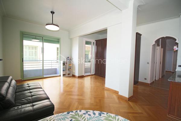 Promenade des Anglais : Nous vous présentons un magnifique appartement 3 pièces qui vous offrira à la fois une vue mer vers le cap de Nice et le calme, ce qui est plus rare sur ce secteur, car en léger retrait dans l'immeuble sur cour. Parfait état intérieur, séjour de 31 m², hauteur sous plafond d'environ 3 mètres, traversant, cuisine indépendante équipée et possibilité de cuisine ouverte avec création d'un bureau ou chambre d'enfant, parquet massif d'origine, double vitrage, volets roulants électriques, nombreux rangements, salle de douche avec une fenêtre, le tout sur 2 balcons totalisant environ 6 m². Superficie loi Carrez : 70,45 m². Contempler la mer au calme tout en restant en centre-ville est une exception. Ce qui l'est tout autant, pour celles et ceux qui auraient un double projet d'habitation et d'investissement locatif notamment, c'est que l'appartement est composé de 2 lots d'appartements qui ont été réunis mais qui pourraient facilement (2 portes sur le palier toujours existantes) être redivisés pour habiter un studio et louer un 2 pièces par exemple, en créant une cuisine supplémentaire et une salle d'eau + une cloison entre les deux. Immeuble avec gardien, parfaitement entretenu, avec ascenseur et double accès Promenade et traverse "rue de France". Charges annuelles courantes : 3 420 euros (soit 285 euros mensuels avec chauffage, gardien, ascenseur, entretien, charges communes). CLASSE ÉNERGIE D, CLASSE CLIMAT D. DELEGATION DE MANDAT. Les honoraires applicables sont ceux de la grille du mandataire principal.