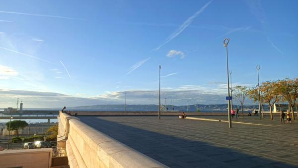 Marseille (13002) BEAU T2 DE 31M² TRES LUMINEUX AVEC VUE MAGNIFIQUE