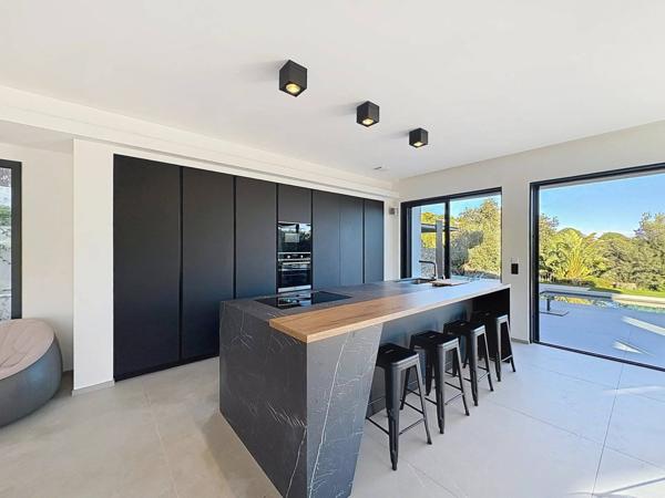 Cavalaire-sur-Mer – Superbe villa contemporaine californienne avec vue mer et collines