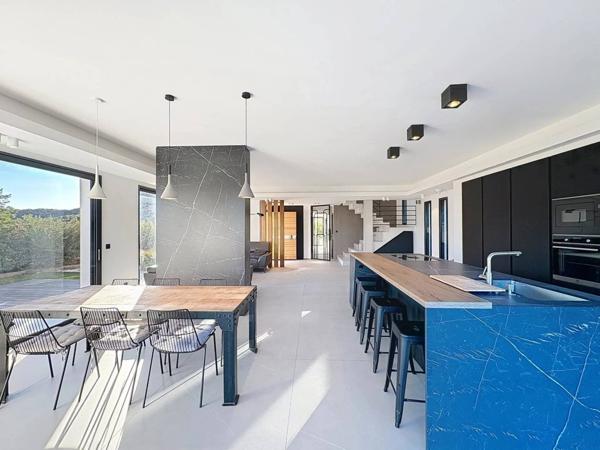 Cavalaire-sur-Mer – Superbe villa contemporaine californienne avec vue mer et collines