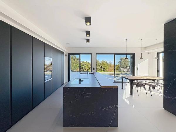 Cavalaire-sur-Mer – Superbe villa contemporaine californienne avec vue mer et collines