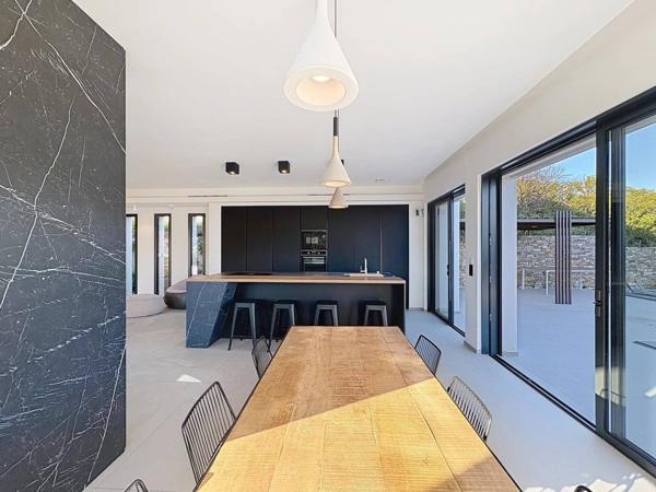 Cavalaire-sur-Mer – Superbe villa contemporaine californienne avec vue mer et collines