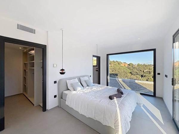 Cavalaire-sur-Mer – Superbe villa contemporaine californienne avec vue mer et collines