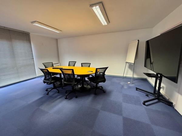 Bureaux à vendre investissement locatif Saint-Ouen-l’Aumône rénovés parking