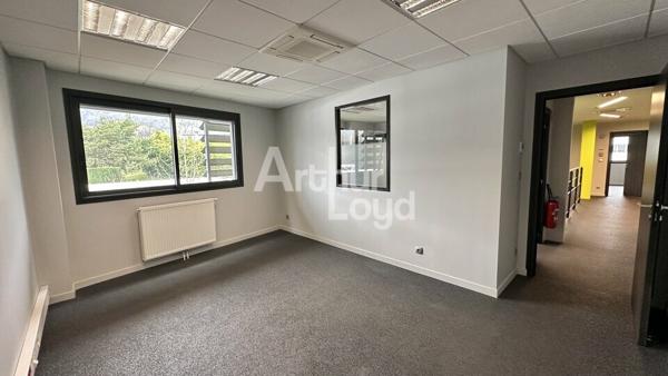 A LOUER - BUREAUX DE 200m2 - PROXIMITE AUTOROUTE A43