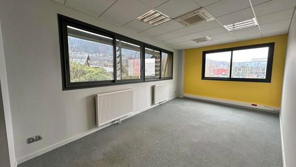 A LOUER - BUREAUX DE 200m2 - PROXIMITE AUTOROUTE A43