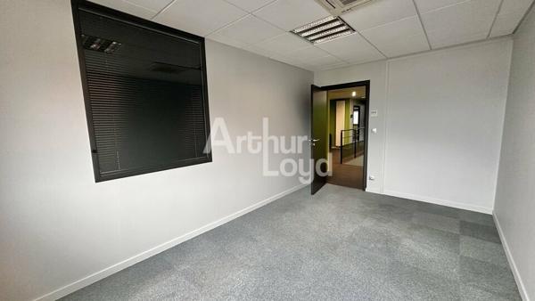 A LOUER - BUREAUX DE 200m2 - PROXIMITE AUTOROUTE A43