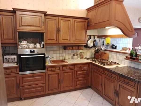 Un ensemble immobilier composé d'une maison d'habitation et d'un local commercial