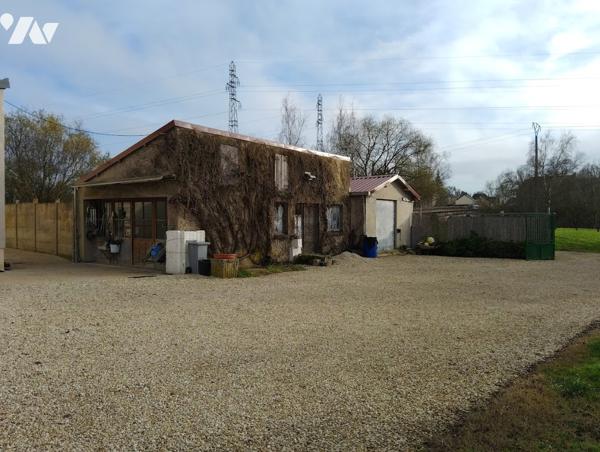 Un ensemble immobilier composé d'une maison d'habitation et d'un local commercial