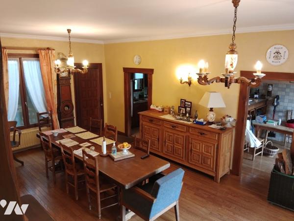 Un ensemble immobilier composé d'une maison d'habitation et d'un local commercial