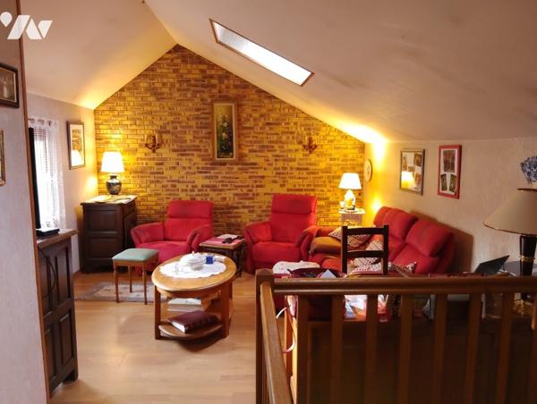 Un ensemble immobilier composé d'une maison d'habitation et d'un local commercial