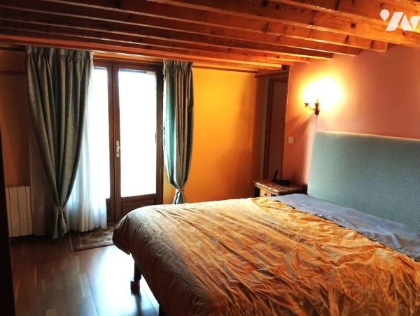 Un ensemble immobilier composé d'une maison d'habitation et d'un local commercial