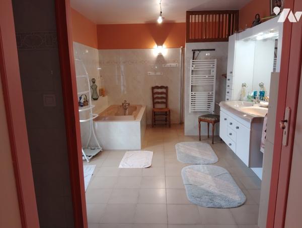 Un ensemble immobilier composé d'une maison d'habitation et d'un local commercial