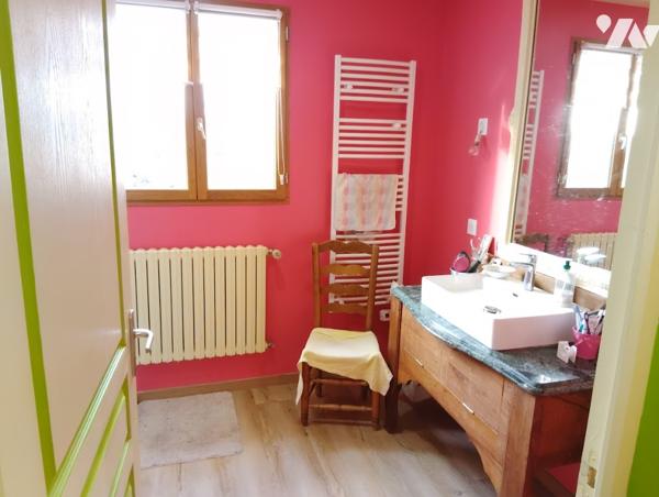 Un ensemble immobilier composé d'une maison d'habitation et d'un local commercial