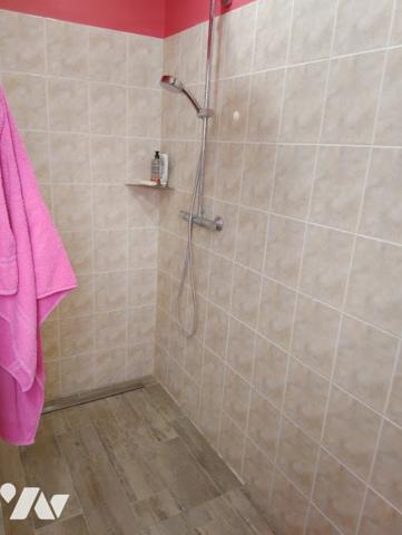 Un ensemble immobilier composé d'une maison d'habitation et d'un local commercial